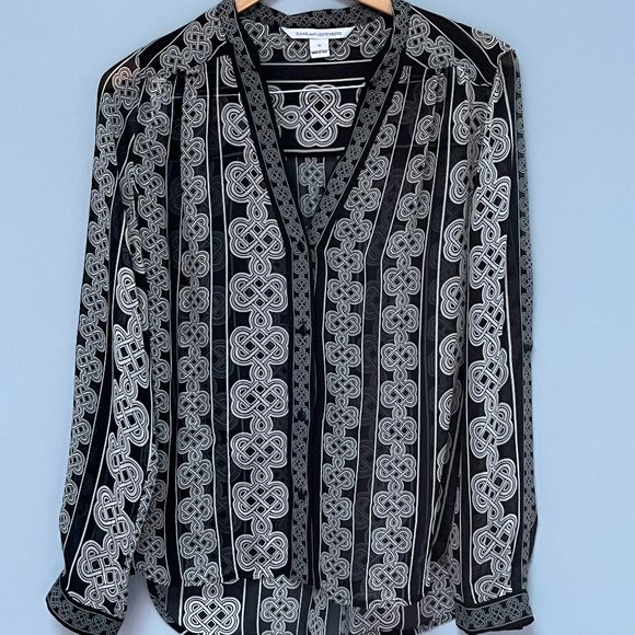 Diane Von Furstenberg Tops - Diane Von Furstenberg Black and White Print Blouse Size 10